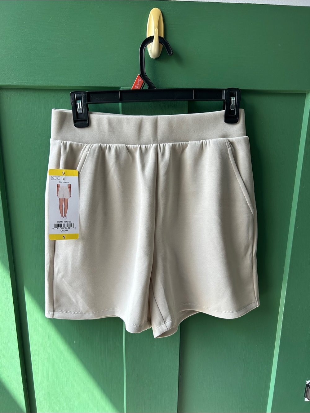 Women's Cream Pull-On Knit Shorts 5”